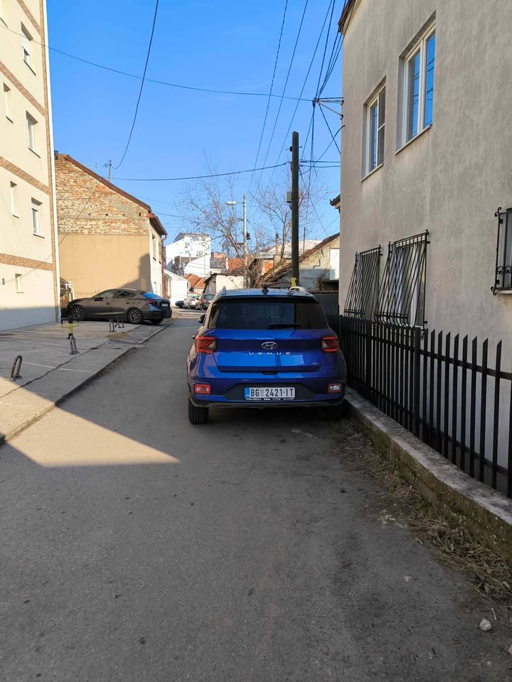 Cipikova na Zvezdari. Covek parkirao na sred kolovoza i zatvorio ulicu tako da niko ne moze da prode 2 1