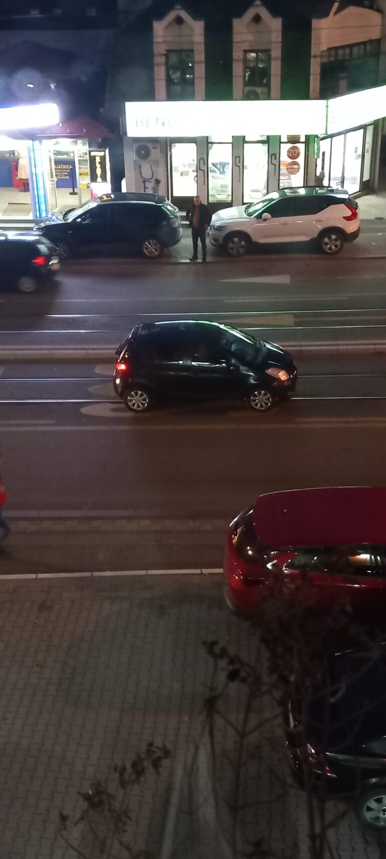 Dali je moguce. Koi debil deblcina Parkirao auto na sine i otisao u kladionicu ul. V. Stepe 345 scaled 1 768x1707