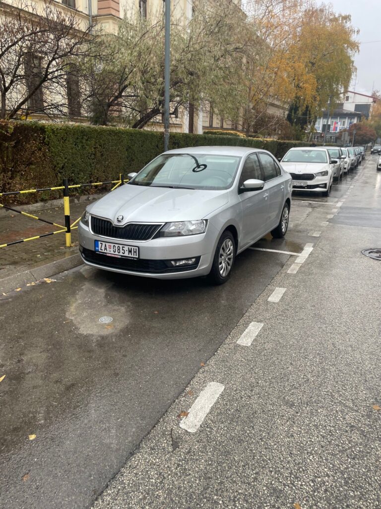 Kisno jutro u Zajecaru covek zauzeo dva parking mesta u najprometnijoj ulici i u ulici gde radi preko 200 ljudi scaled 1 768x1024