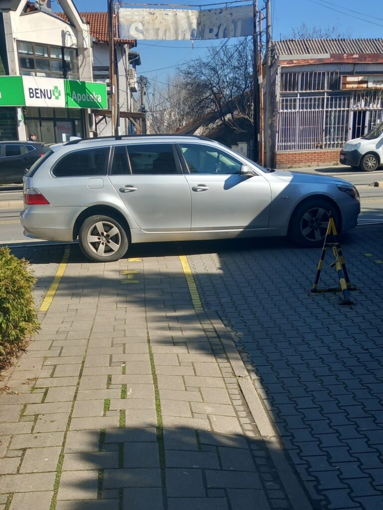 Nemogu uci na svoj privatan parking a i ulaz u zgradu blokirao V stepe 344 1 768x1023