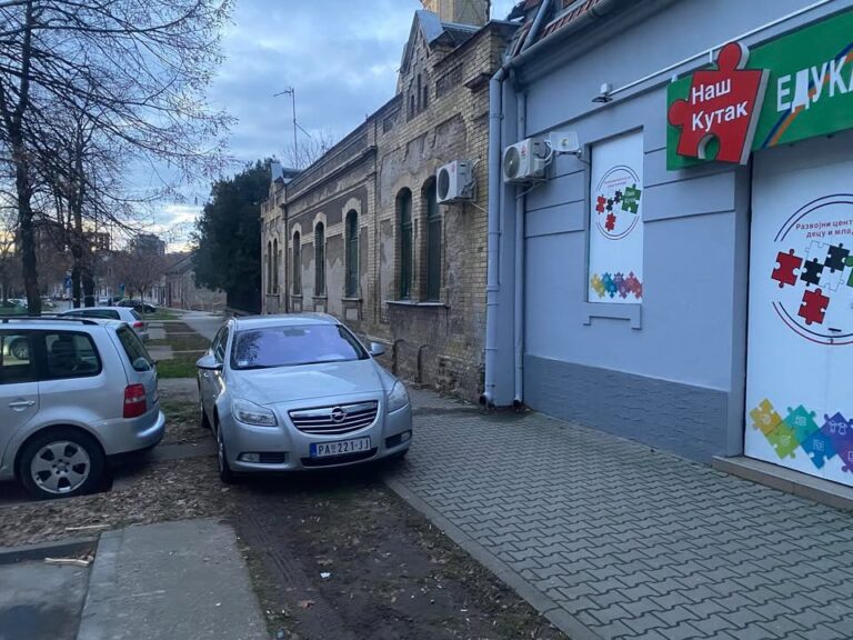 Panceva ulica Maksima Gorkog ispred broja 10 covek se svaki dan vozi po trotoaru da bi parkirao ispred vrata jednim delom je na zelenoj povrsini 1 1 768x576