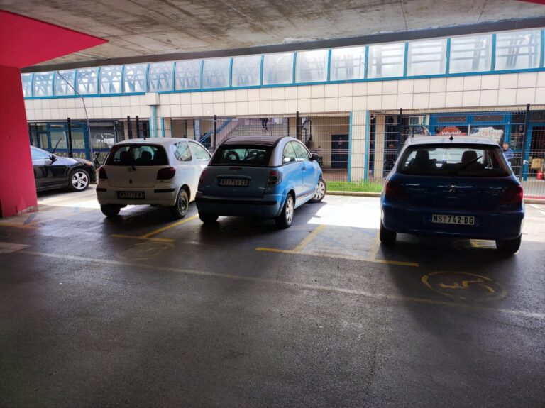 Parking za invalide provereno niko nema karticu za invalide scaled 1 768x575