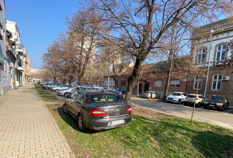 Postovana gospodo Skoda Superb PA 240 SR parkiran na zelenoj povrsini ispred broja 10 u ulici Maksima Gorkog u Pancevu dana 06.02.2025 scaled 1 768x521