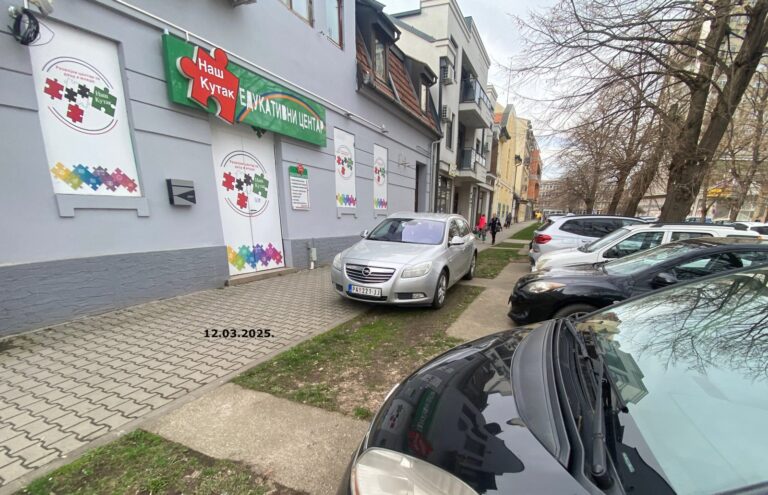 Radi se o parkiranju na zelenoj povrsini i trotoaru i voznji po istom u centru Panceva u prvoj zoni adresa je Maksima Gorkog 10 scaled 1 768x495