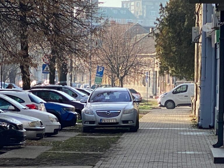 Salem sliku opela PA 221 JJ koji svaki dan pre podne vozi po trotoaru i zelenoj povrsini da bi se parkirao na istoj. Lokacija je ulica Maksima Gorkog ispred broja 10 u centru Panceva scaled 1 768x576