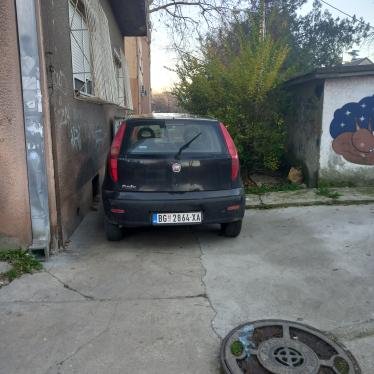 Svakodnevno bahacenje na NBgd kod Instituta za majku i dete na zelenoj povrsini na pesackim prelazima pa i na samim stazama gde je nemoguce proci bez ikakvog tereta a kamoli uz decja kolica. 2 1