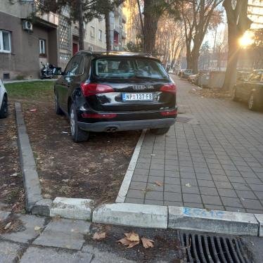 Svakodnevno bahacenje na NBgd kod Instituta za majku i dete na zelenoj povrsini na pesackim prelazima pa i na samim stazama gde je nemoguce proci bez ikakvog tereta a kamoli uz decja kolica. 3 1