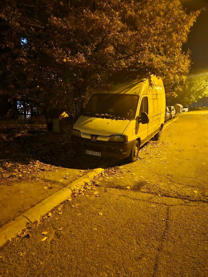 Tri napustena kombija parkirana su u Figarovoj ulici u Mirijevu odmah pored mirijevskog groblja stoje vise od godinu dana neregistrovana. 1 1