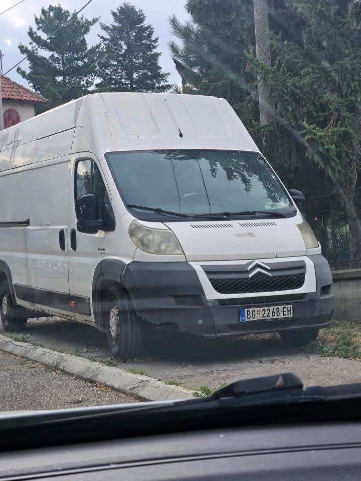 Tri napustena kombija parkirana su u Figarovoj ulici u Mirijevu odmah pored mirijevskog groblja stoje vise od godinu dana neregistrovana. 3 1