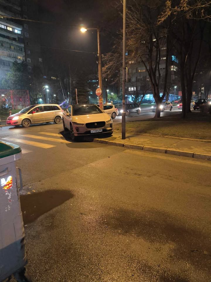 Ugao Stanislava Sremcevica i Koste Abrasevica na Zvezdari. Ruske tablice parkirao tako na pesackom prelazu da je sagradio prolaz za kolica 2 1