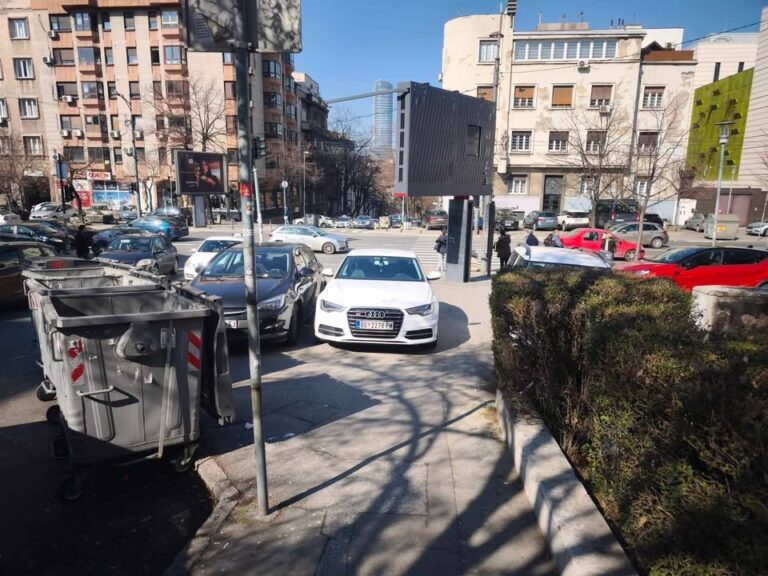 Ugao Visegradske i Kneza Milosa. Hiljade ljudi se provlaci prema Klinickom centru 1 1 768x576