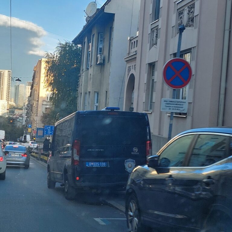 Uprkos znaku za zabranjeno zaustavljanje i parkiranje. ul vojvode milenka 21 beograd scaled 1 768x768
