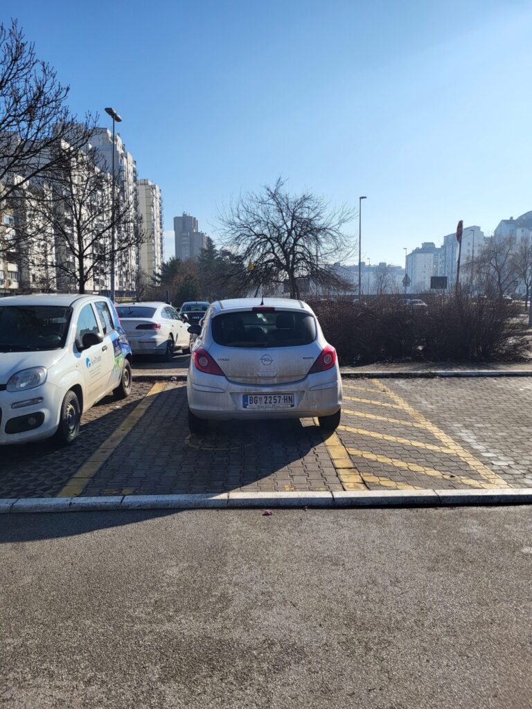 Znak je skinut iz nekog razloga ali je mesto obelezeno ako parking mesto mora imati i znak da bi bilo validno mesto za osobe sa invaliditetom onda ne objavljujte scaled 1 768x1024
