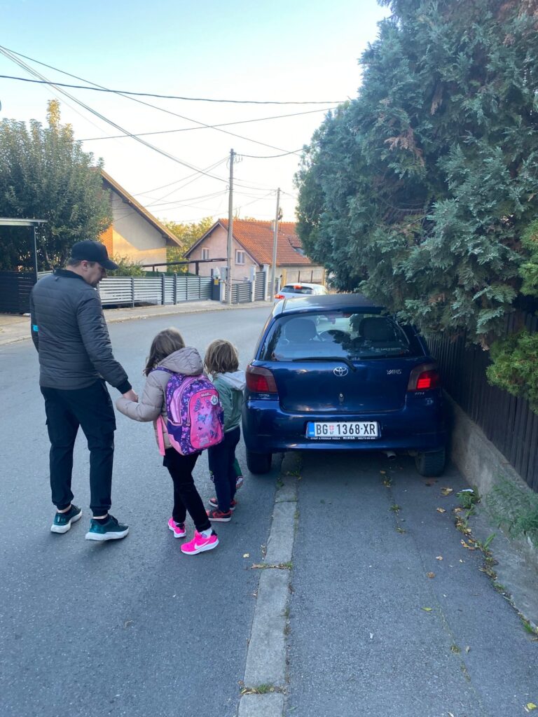 postovani evo slike karaburma pera cetkovica deca idu u skolu od automobila se na moze proci scaled 1 768x1024