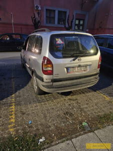 Parkirano vozilo bez nalepnice na mestu za invalide