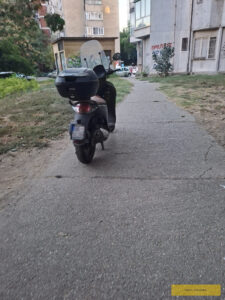 Motor na stazi za pešake