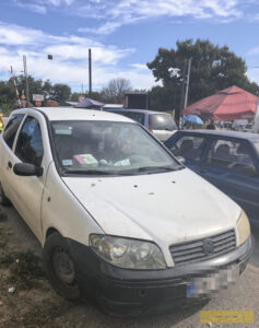Bahato parkiranje na sred staze za pešake