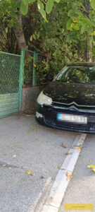 Parkirao se ispred kapije, na kapiji stoji znak zabranjeno parkiranje